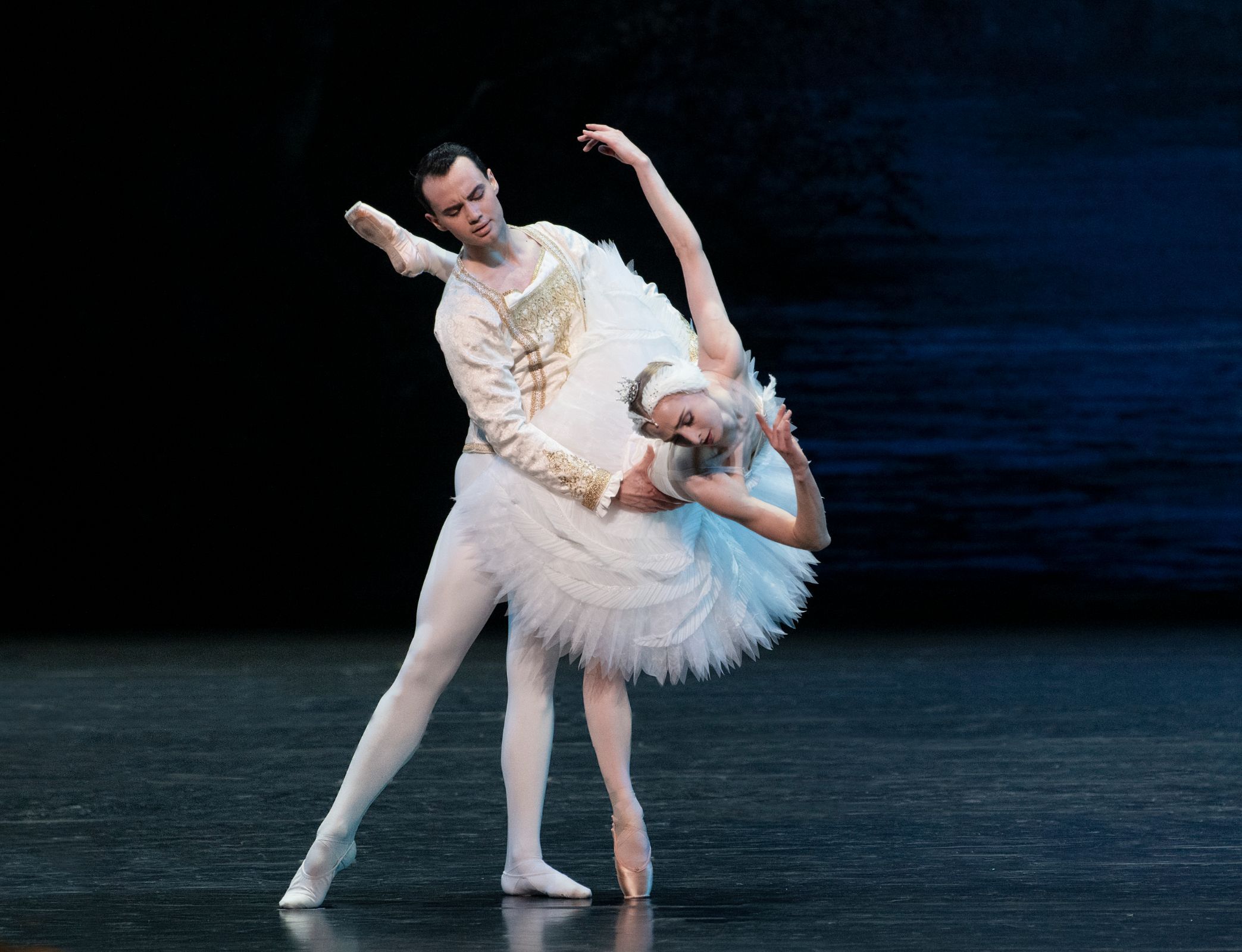 Grete Sofie Borud Nybakken and Simon Regourd in <i>Swan Lake Act 2</i> &copy; Erik Berg