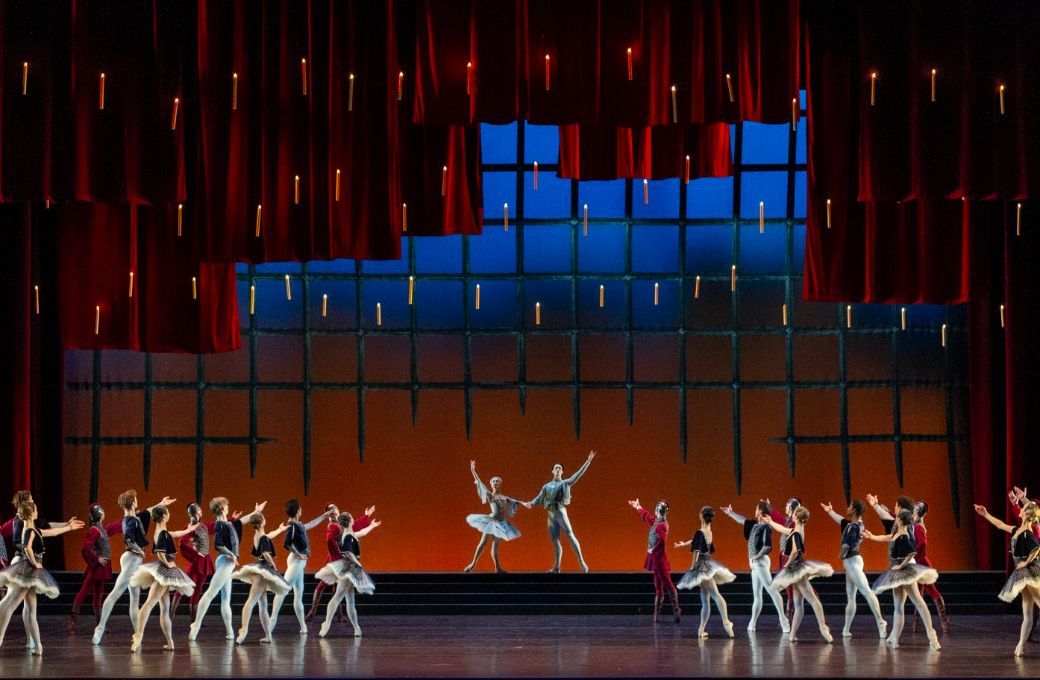 Norwegian National Ballet in Xander Parish's <i>Raymonda</i> &copy; Erik Berg