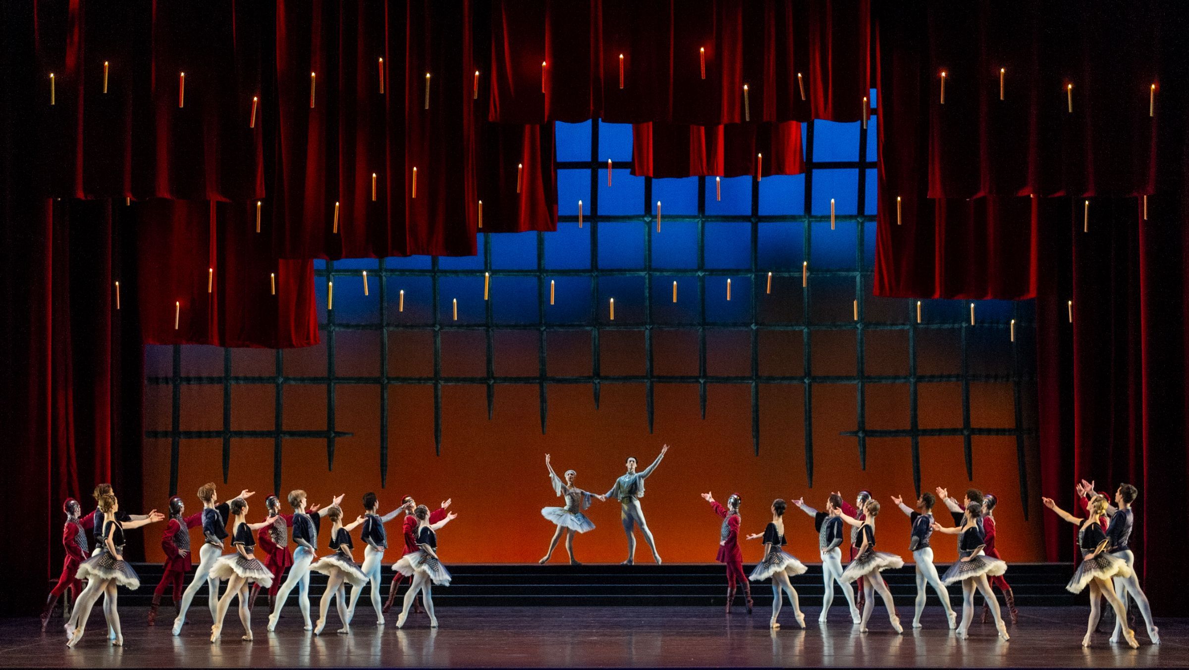 Norwegian National Ballet in Xander Parish's <i>Raymonda</i> &copy; Erik Berg