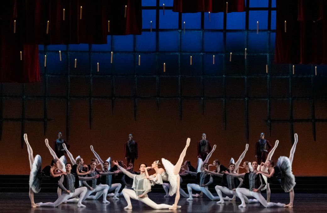 Norwegian National Ballet in Xander Parish's <i>Raymonda</i> &copy; Erik Berg