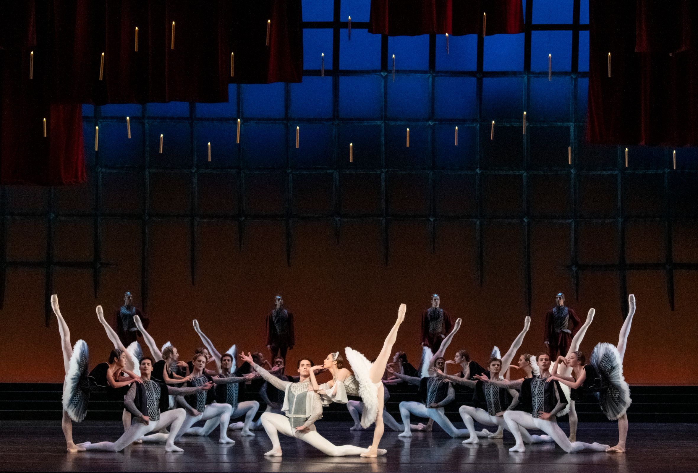 Norwegian National Ballet in Xander Parish's <i>Raymonda</i> &copy; Erik Berg