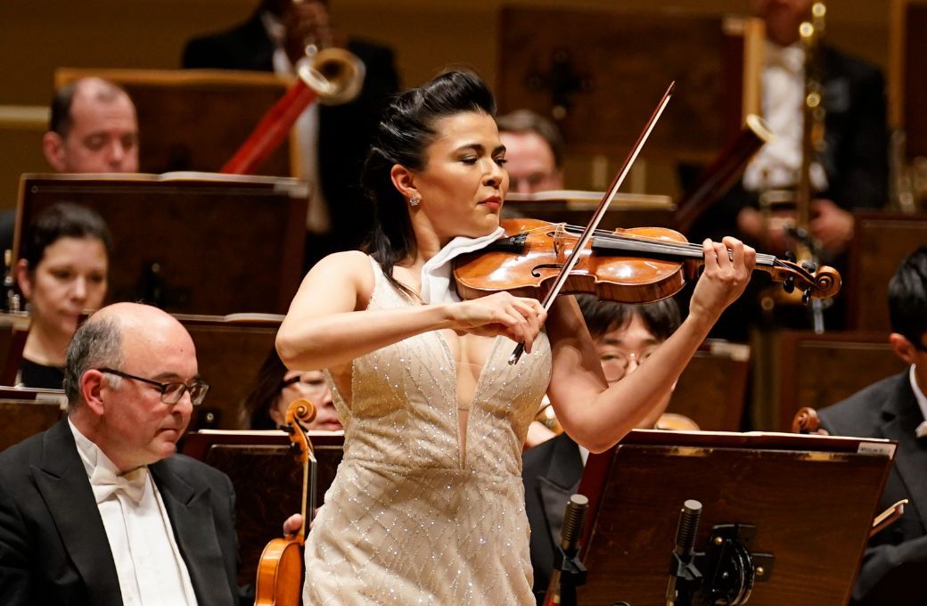 Karen Gomyo and the Chicago Symphony Orchestra © Nuccio DiNuzzo