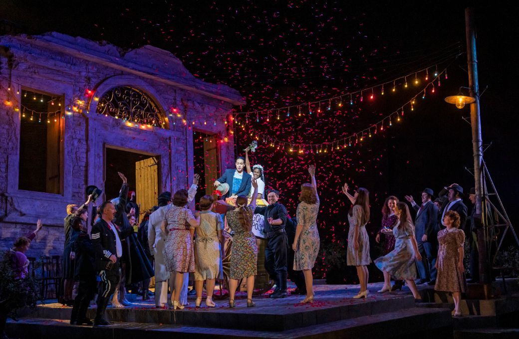Filipe Manu (Nemorino), Mariam Battistelli (Adina) and the Glyndebourne Chorus &copy; Glyndebourne Productions Ltd. Photo: Tristram Kenton