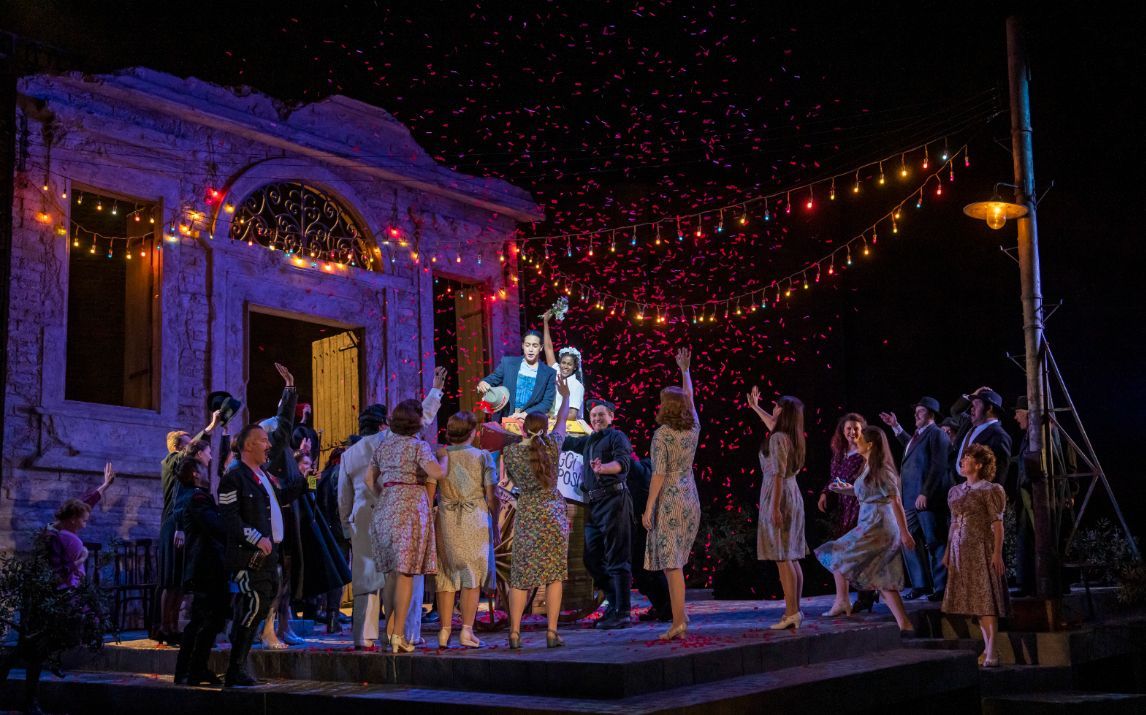 Filipe Manu (Nemorino), Mariam Battistelli (Adina) and the Glyndebourne Chorus &copy; Glyndebourne Productions Ltd. Photo: Tristram Kenton