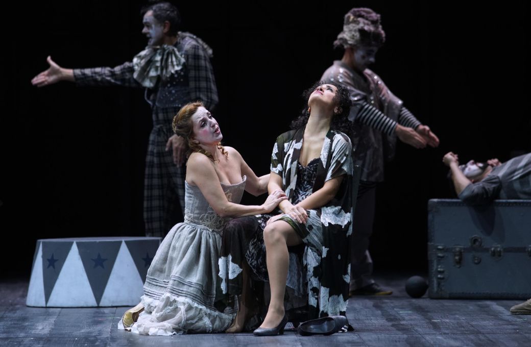Raquel Lojendio (Lina) y Ketevan Kemoklidze (Cecilia) &copy; Elena del Real | Teatro de la Zarzuela