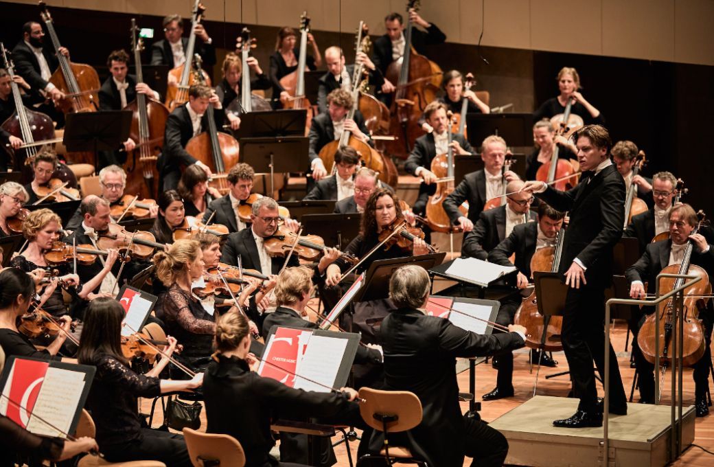 Klaus M&auml;kel&auml; leads the Royal Concertgebouw Orchestra &copy; Fabian Schellhorn