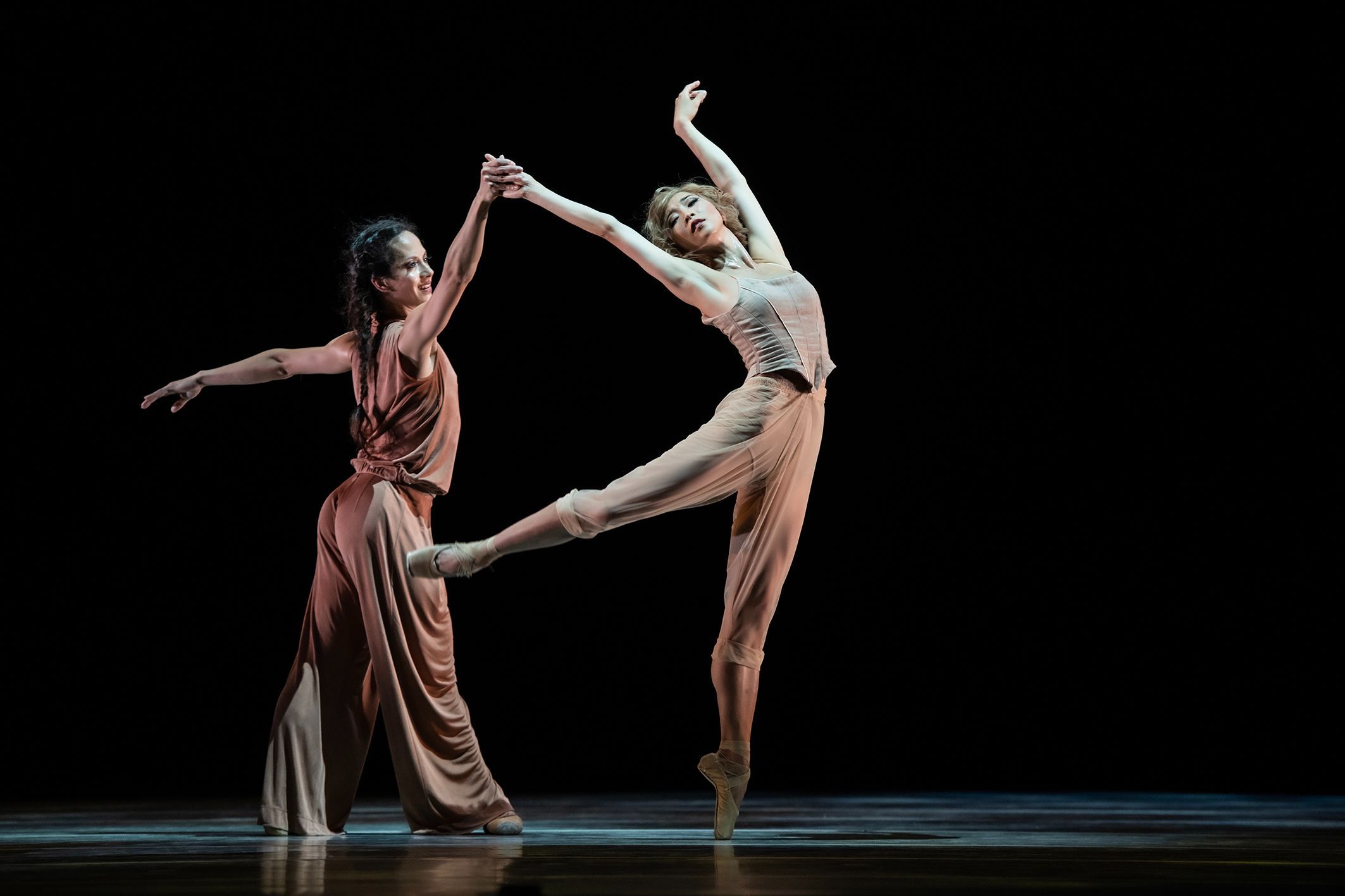 Doris Becker (Bathilde) and Futaba Ishizaki (Giselle) &copy; Bettina Stöß