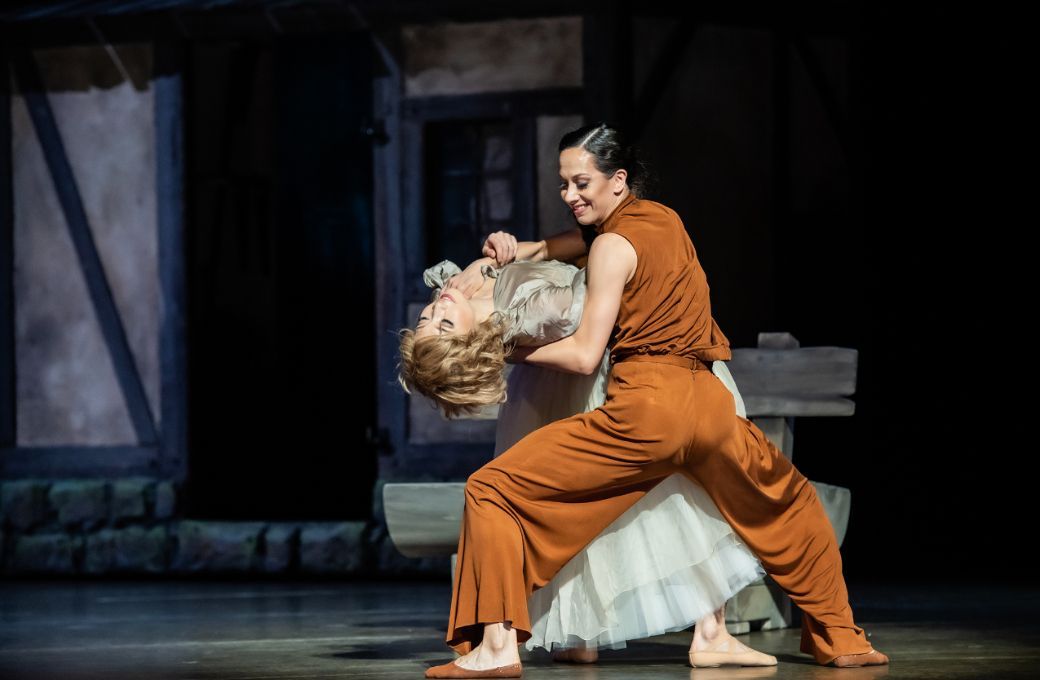 Futaba Ishizaki (Giselle) and Doris Becker (Bathilde) © Bettina Stöß