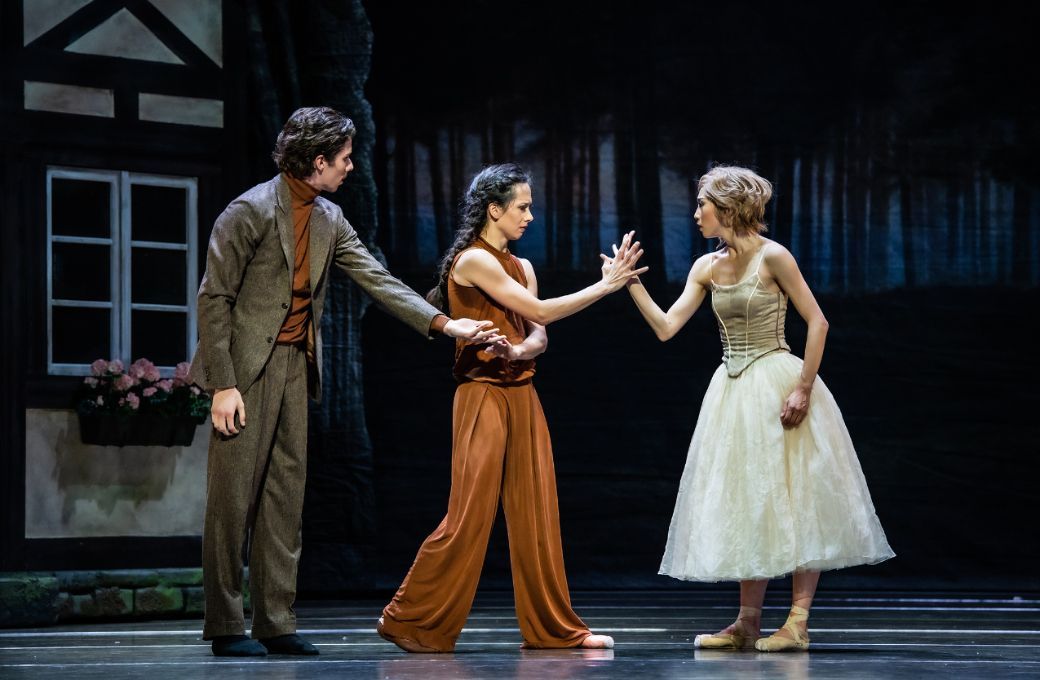 Daniele Bonelli (Albrecht), Doris Becker (Bathilde) and Futaba Ishizaki (Giselle) &copy; Bettina St&ouml;&szlig;