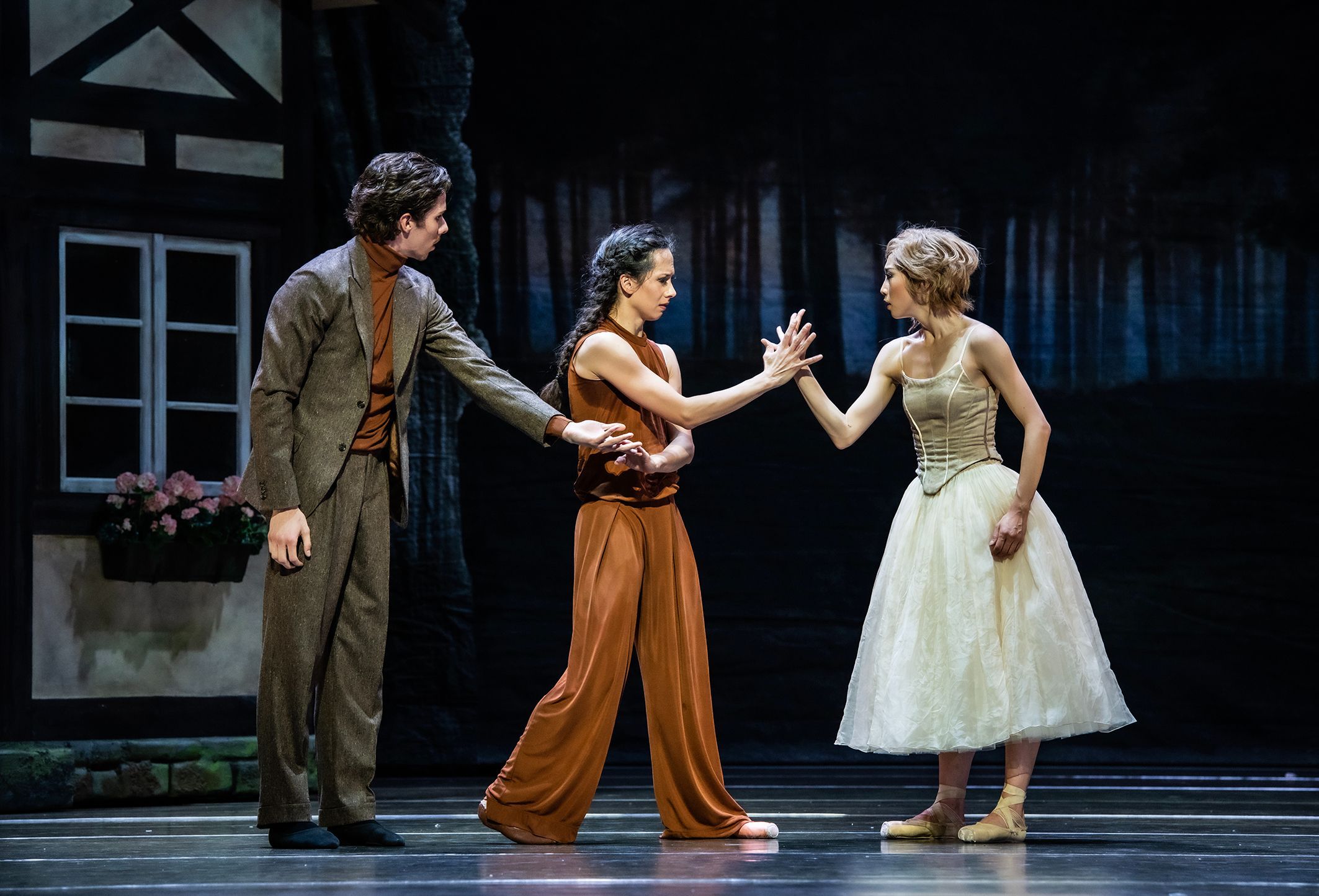 Daniele Bonelli (Albrecht), Doris Becker (Bathilde) and Futaba Ishizaki (Giselle) &copy; Bettina Stöß