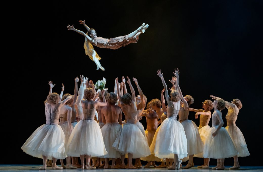 Doris Becker (Bathilde) and Ensemble Ballett am Rhein &copy; Bettina St&ouml;&szlig;