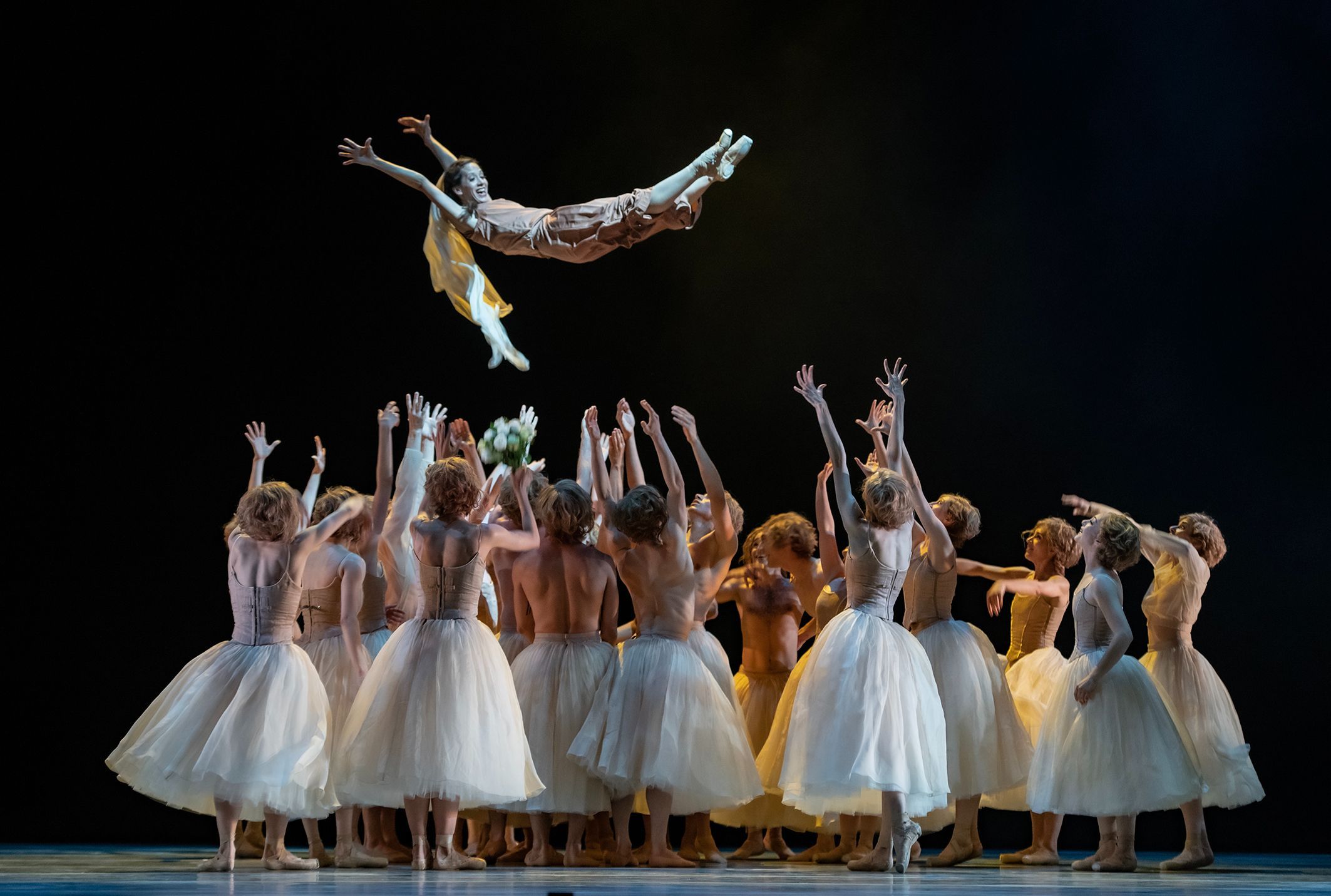 Doris Becker (Bathilde) and Ensemble Ballett am Rhein &copy; Bettina Stöß