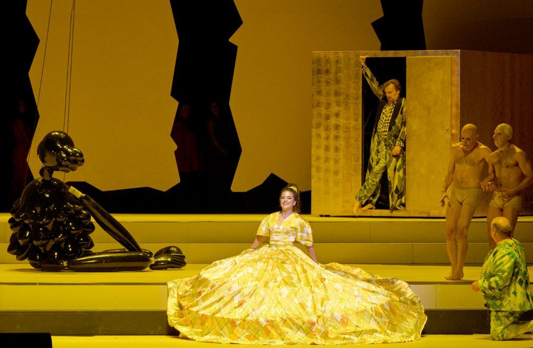 Sarah Aristidou (Chef der Gepopo / Venus), Georg Nigl (Nekrotzar) und Gerhard Siegel (Piet vom Fass) © Wiener Staatsoper | Michael Pöhn