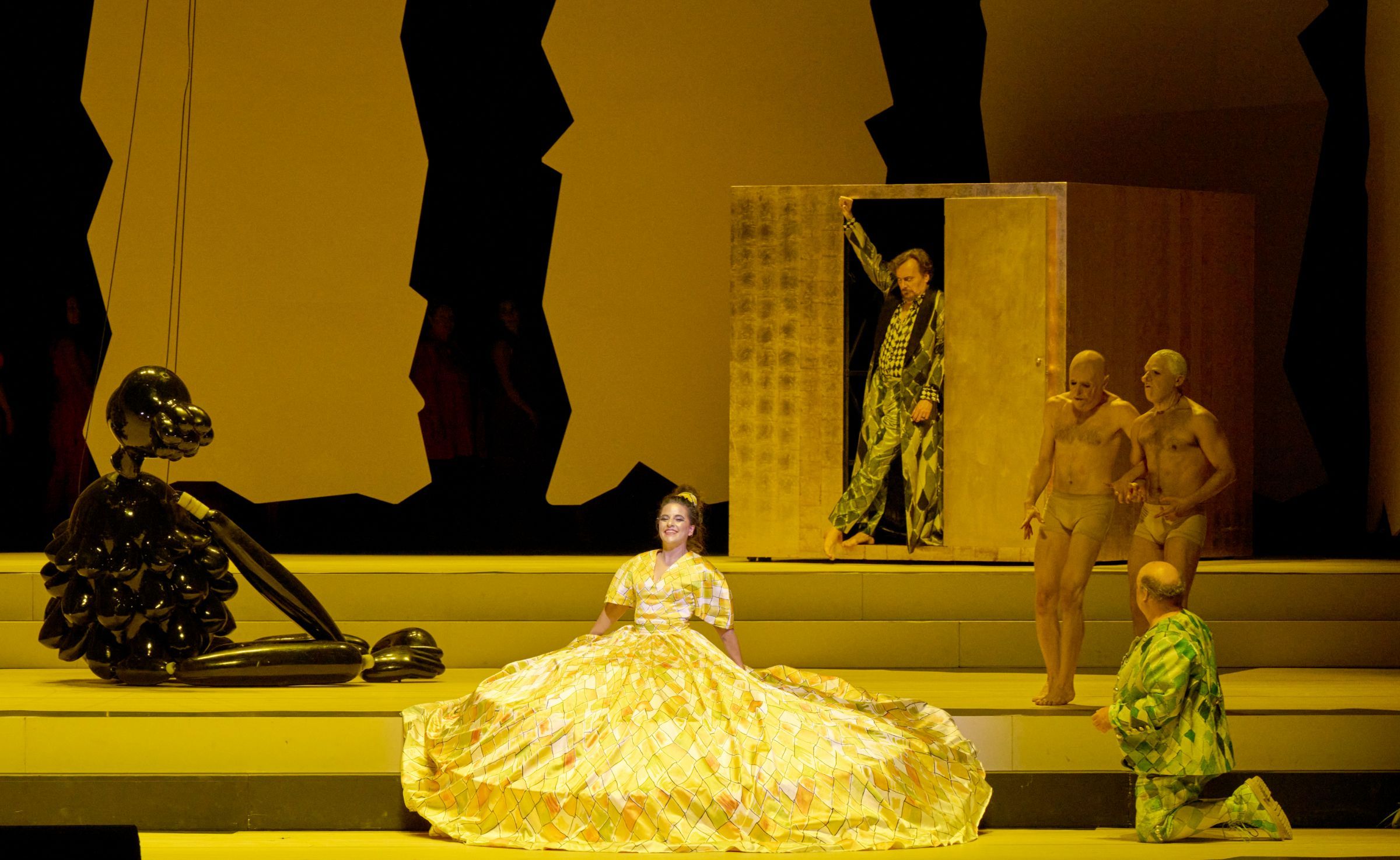 Sarah Aristidou (Chef der Gepopo / Venus), Georg Nigl (Nekrotzar) und Gerhard Siegel (Piet vom Fass) © Wiener Staatsoper | Michael Pöhn