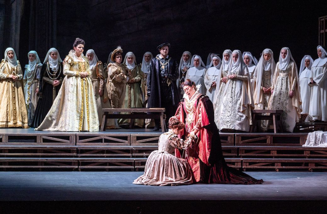 Teresa Romano (Eboli), Anna Pirozzi (Elisabetta) and ensemble © Rolando Paolo Guerzoni