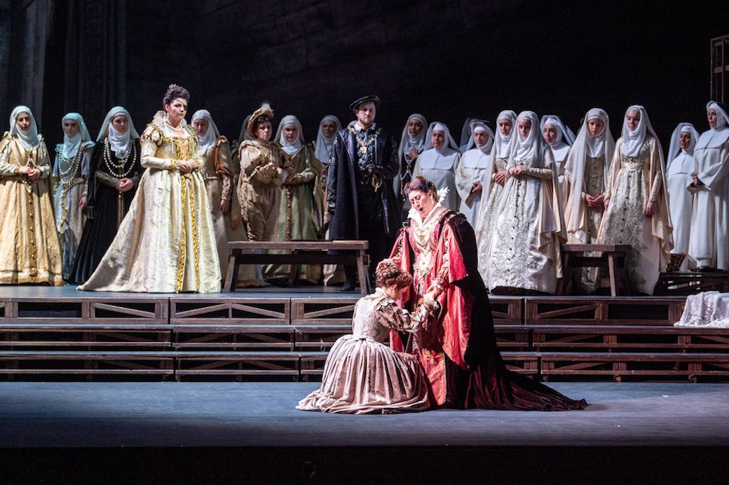 Teresa Romano (Eboli), Anna Pirozzi (Elisabetta) and ensemble © Rolando Paolo Guerzoni