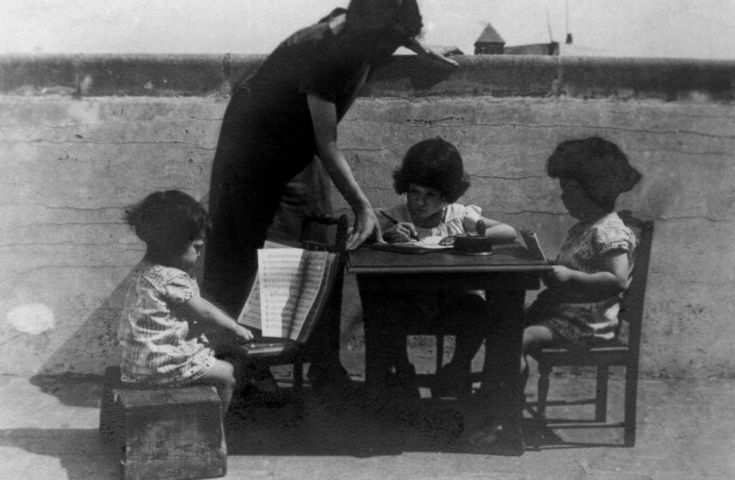 Alicia de Larrocha jugando a tocar el piano junto a su madre y sus hermanas mayores © Arxiu Alicia de Larrocha