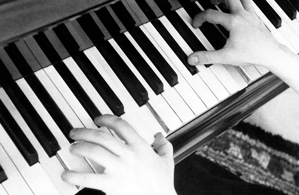 Las manos de Alicia de Larrocha sobre el teclado en una imagen de 1956 © Arxiu Alicia de Larrocha
