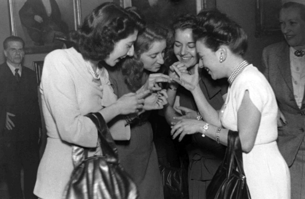 Una divertida foto en la Academia Marshall con Maria Vilardell, Rosa María Kucharski y Rosa Sabater © Arxiu Alicia de Larrocha