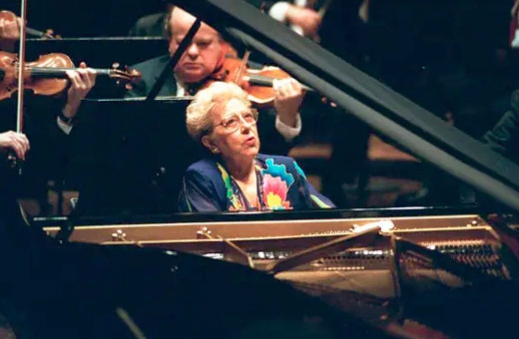 Durante un concierto en 1995 © Ruby Washington | Arxiu Alicia de Larrocha