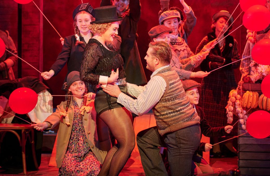 Sarah Brady (Musetta), Iurii Samoilov (Marcello) and ensemble © Ros Kavanagh