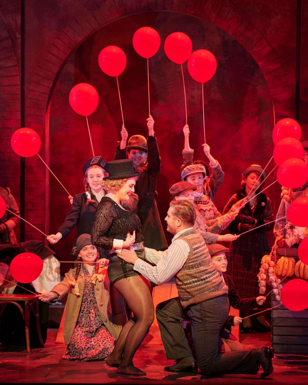 Sarah Brady (Musetta), Iurii Samoilov (Marcello) and ensemble © Ros Kavanagh