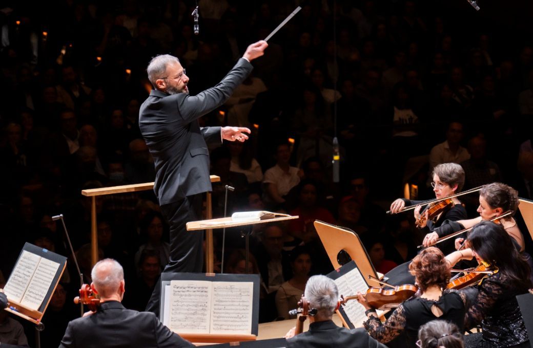 Dima Slobodeniouk conducts the New York Philharmonic © Chris Lee