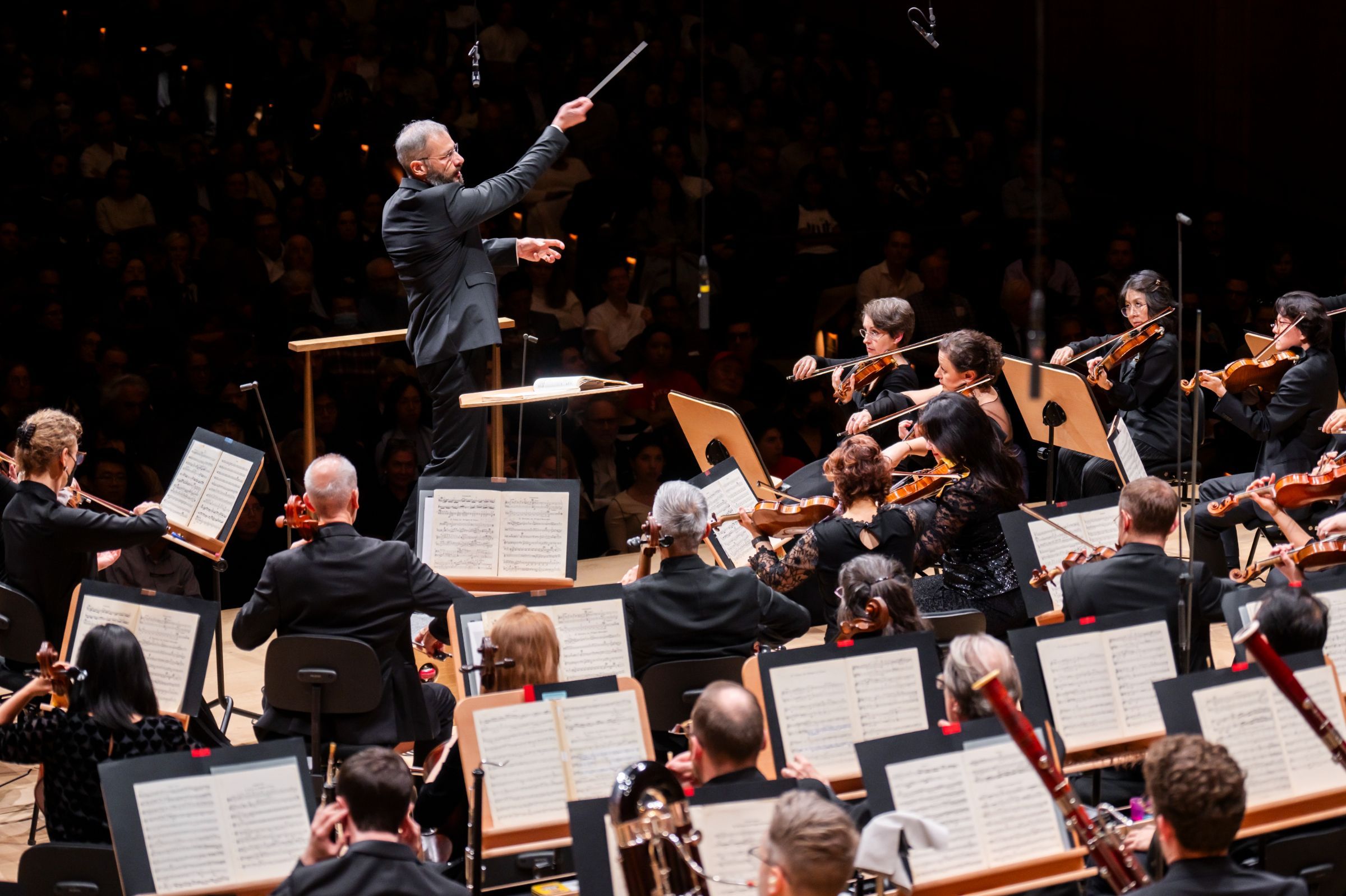 Dima Slobodeniouk conducts the New York Philharmonic © Chris Lee