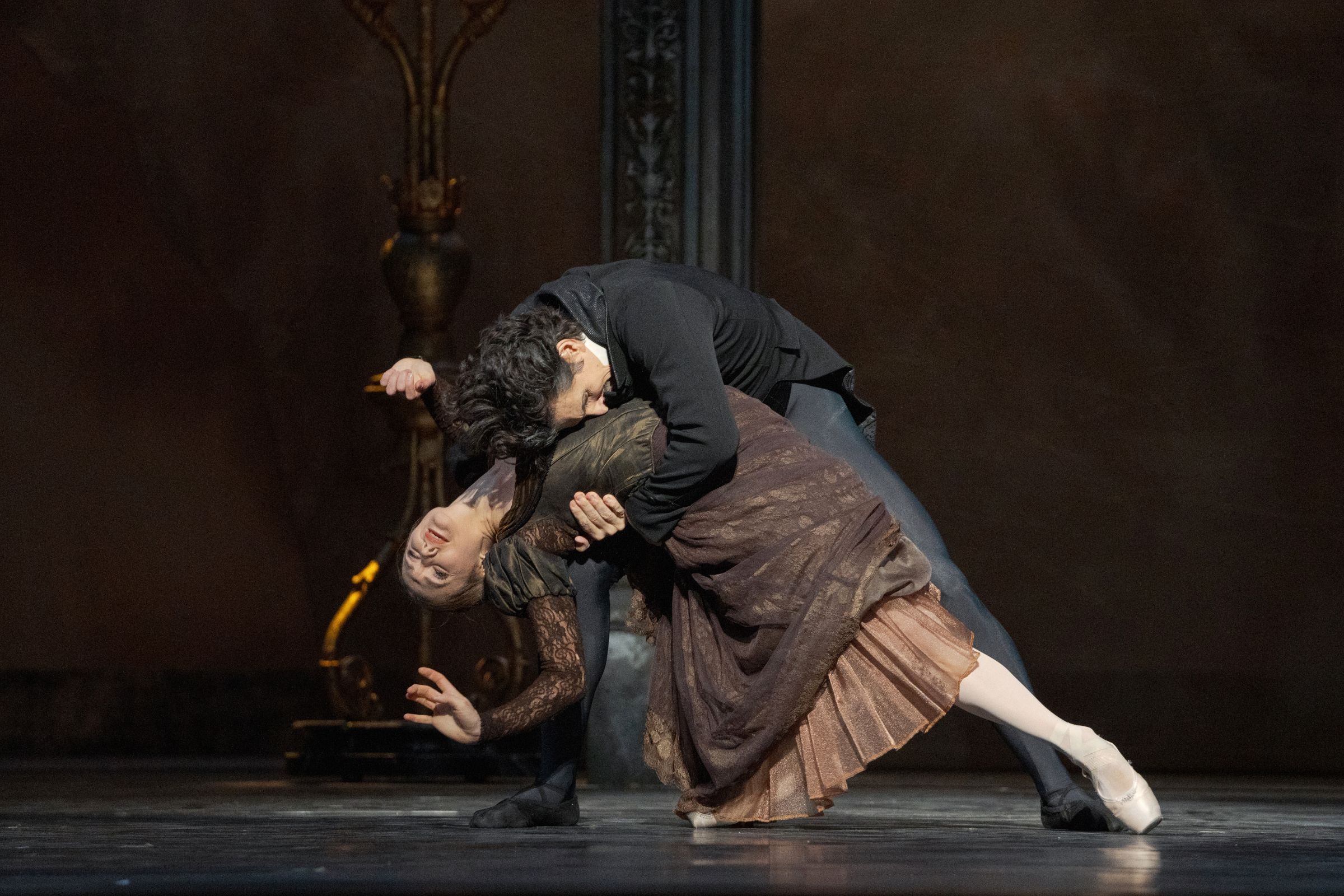 Jurgita Dronina as Tatiana and Guillaume Côté as Onegin in <i>Onegin</i> © Karolina Kuras