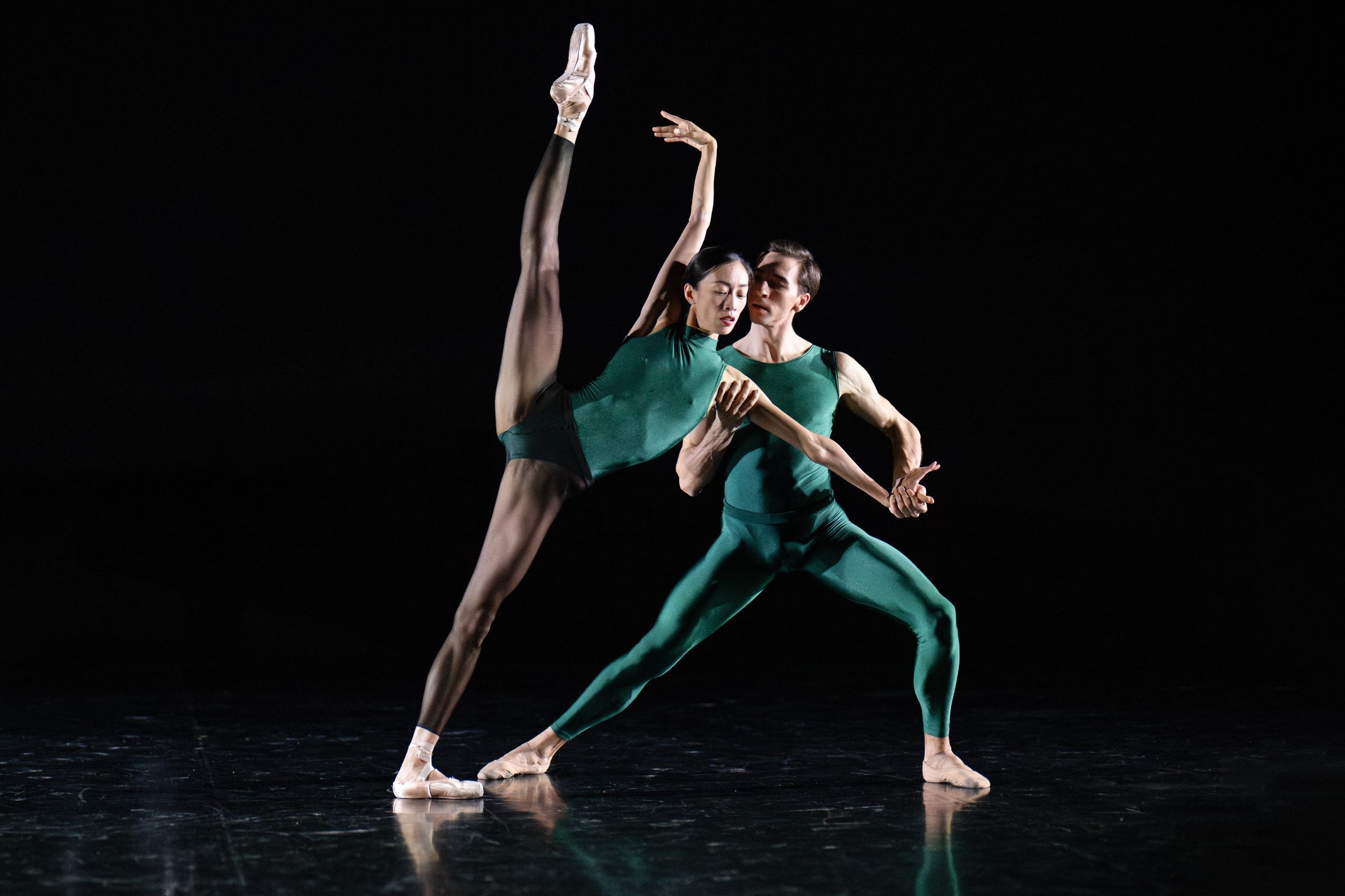 Sangeun Lee and Gareth Haw in William Forsythe's <i>In the Middle, Somewhat Elevated</i> © Deborah Jaffe