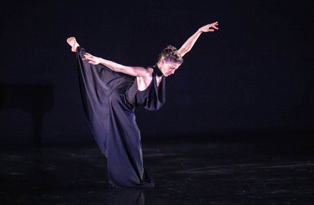 Laurel Dalley Smith in Sir Robert Cohan's <i>Wind</i> © Deborah Jaffe