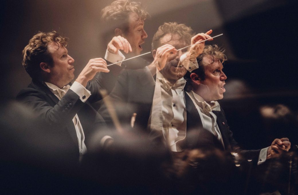 Daniel Harding dirigeant la <i>Huitième Symphonie</i> de Gustav Mahler © Denis Allard