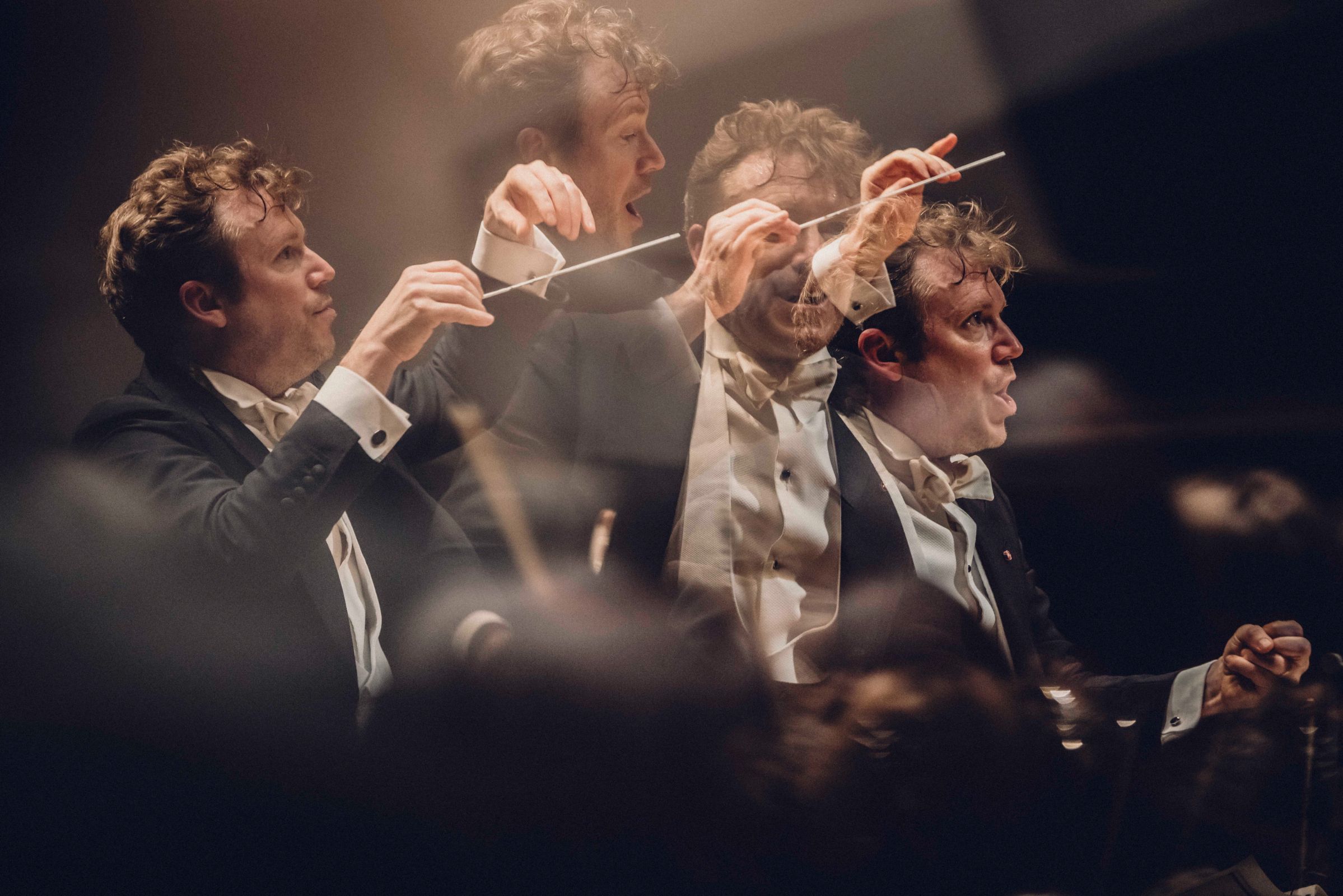 Daniel Harding dirigeant la <i>Huitième Symphonie</i> de Gustav Mahler © Denis Allard
