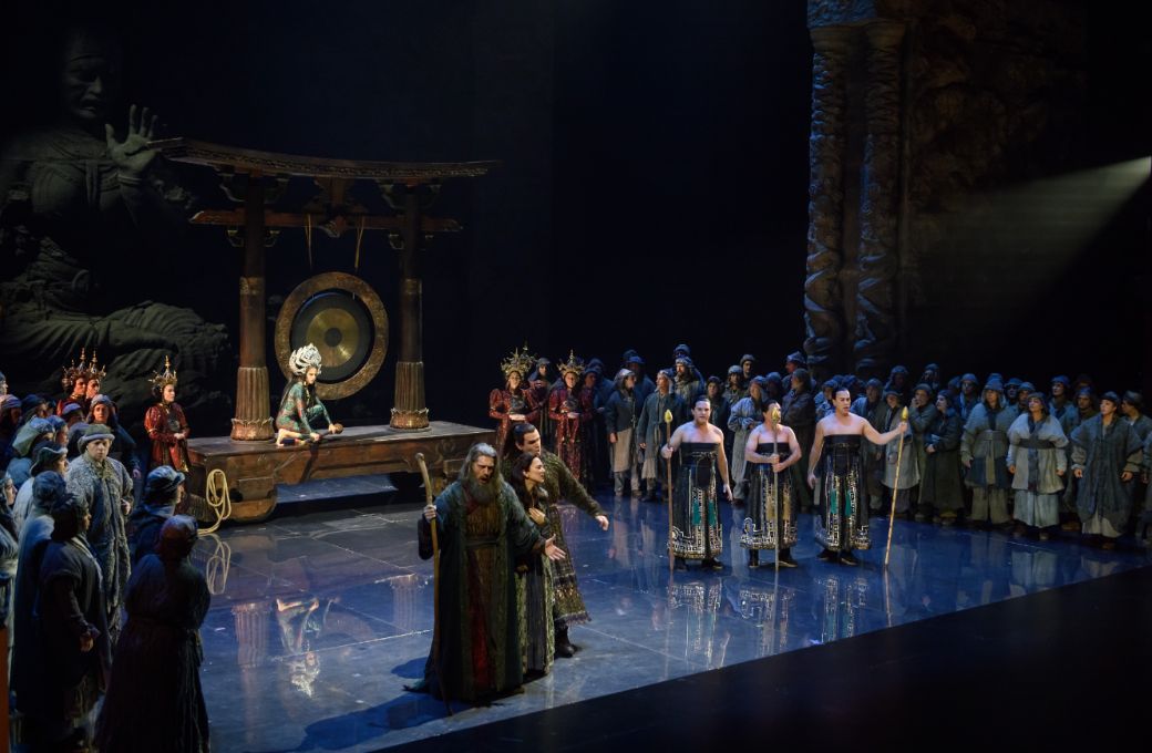 Marko Mimica (Timur), Vannina Santoni (Li&ugrave;), Michael Fabiano (Calaf), y el tr&iacute;o Ping, Pang y Pong &copy; A. Bofill | Gran Teatre del Liceu