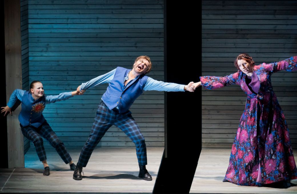 Lara Hiden (Verro, Macbeths Gewissen), Mikołaj Zalasiński (Macbeth), Dshamilja Kaiser (Lady Macbeth) &copy; Werner Kmetitsch
