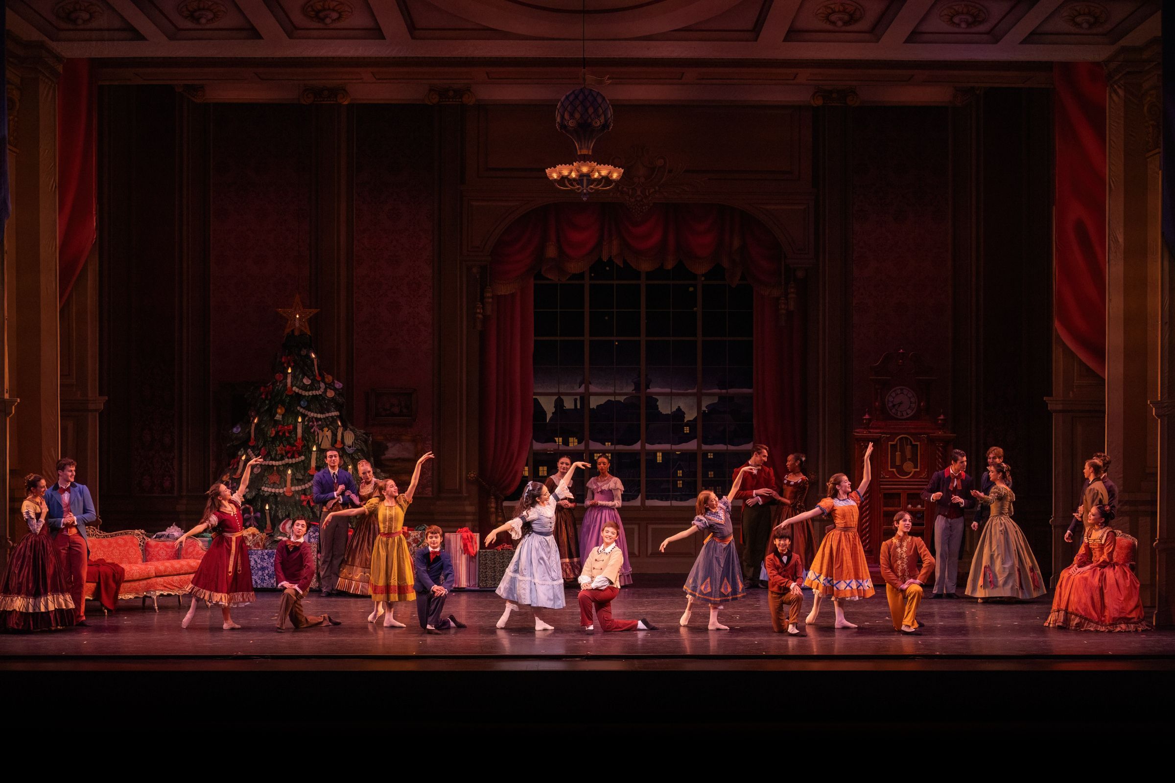 Kansas City Ballet in Devon Carney's <i>The Nutcracker</i> &copy; KCBalletMedia