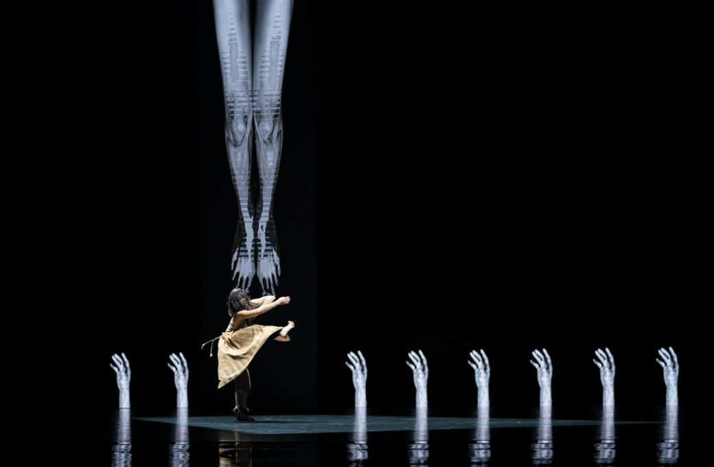 Cloud Gate Dance Theatre of Taiwan in <i>Lunar Halo</i> &copy; Chang Chen-chou