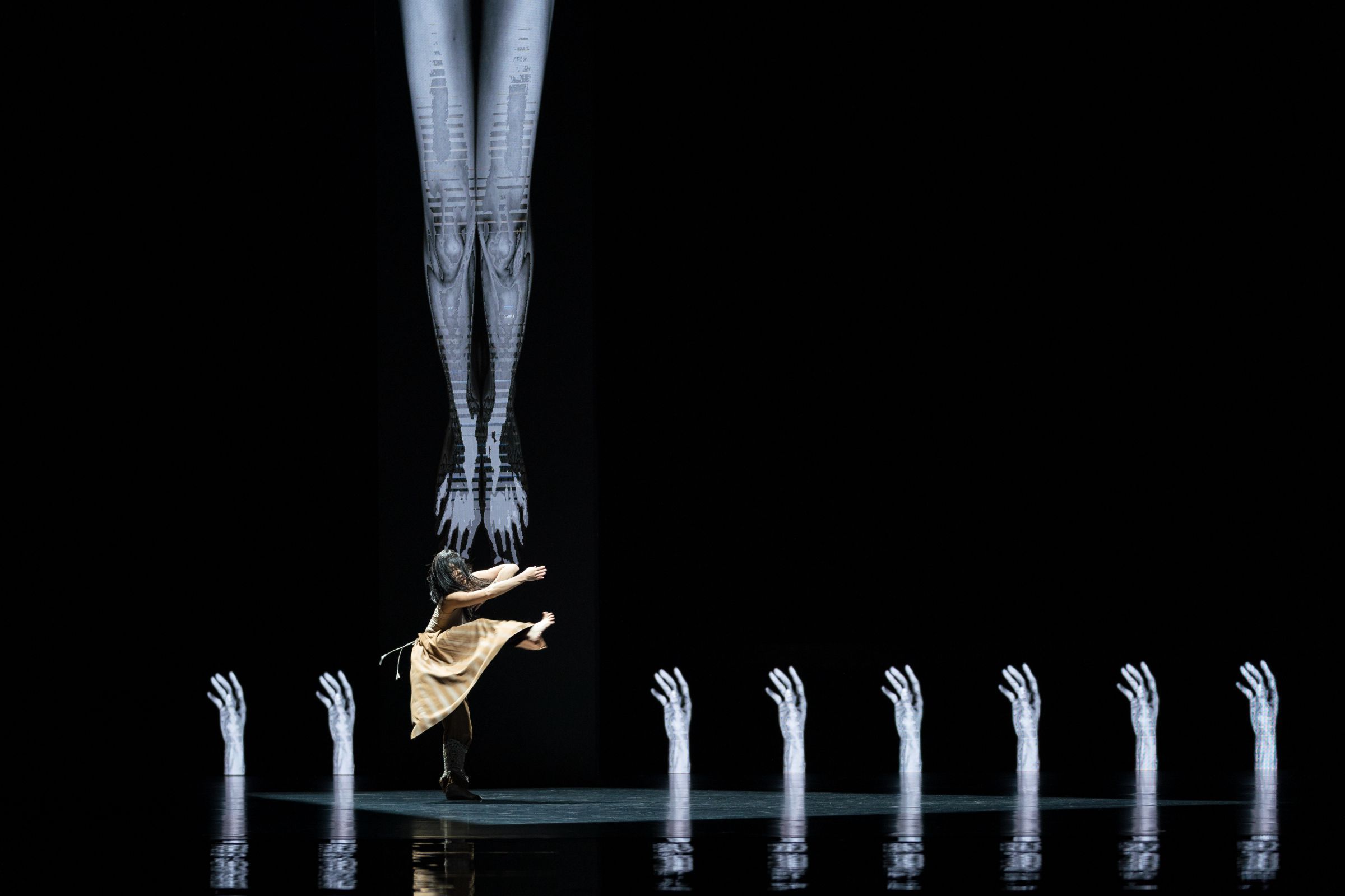 Cloud Gate Dance Theatre of Taiwan in <i>Lunar Halo</i> © Chang Chen-chou