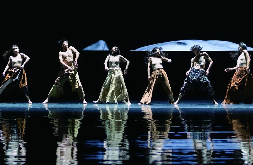 Cloud Gate Dance Theatre of Taiwan in <i>Lunar Halo</i> © Lee Chia-yeh