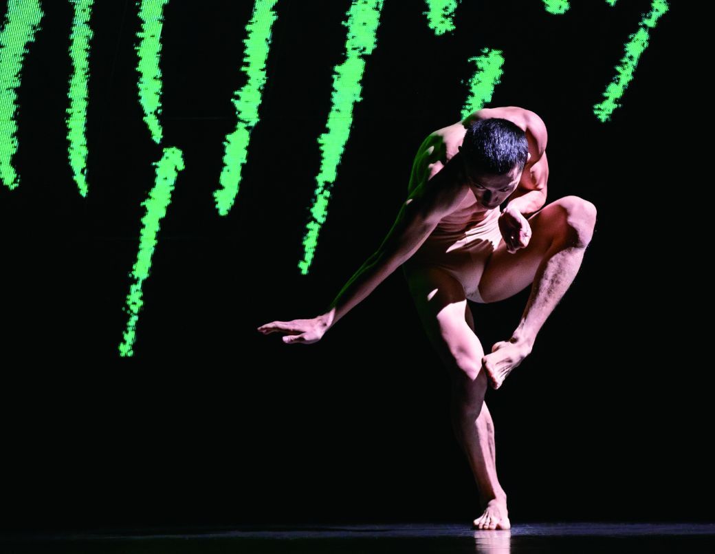 Cloud Gate Dance Theatre of Taiwan in <i>Lunar Halo</i> © Lee Chia-yeh