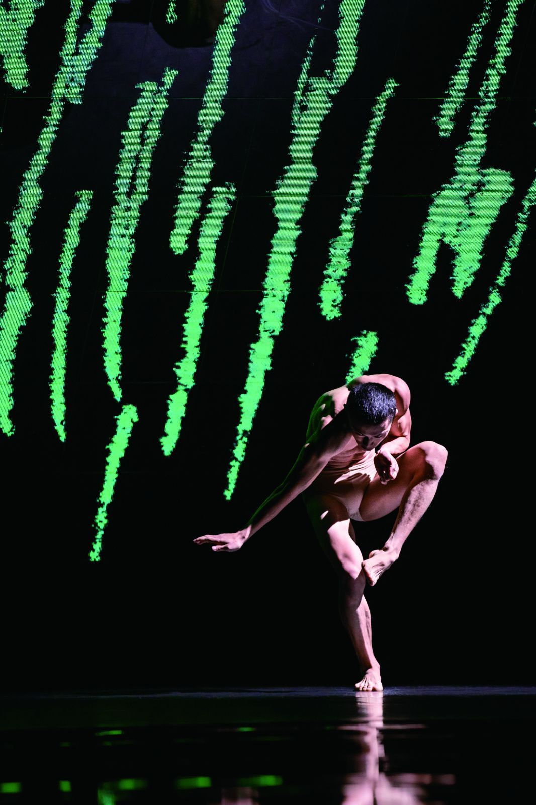 Cloud Gate Dance Theatre of Taiwan in <i>Lunar Halo</i> © Lee Chia-yeh