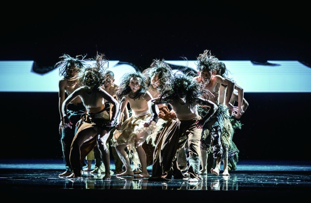 Cloud Gate Dance Theatre of Taiwan in <i>Lunar Halo</i> © Liu Chen-hsiang