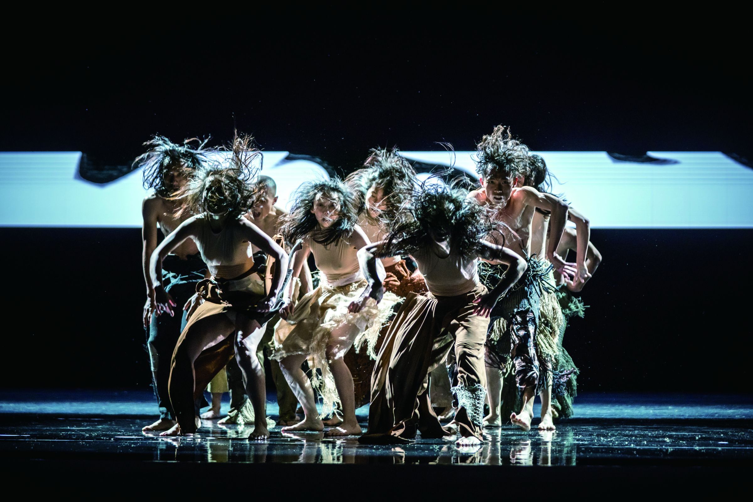 Cloud Gate Dance Theatre of Taiwan in <i>Lunar Halo</i> © Liu Chen-hsiang
