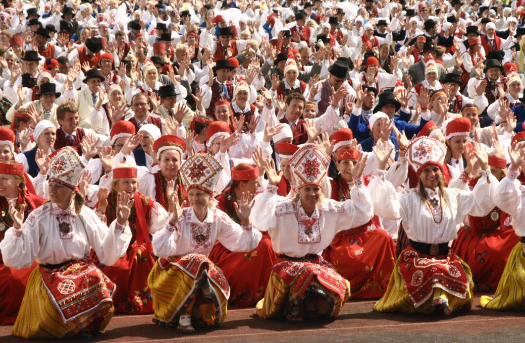 Traditional dress at the Estonian Song and Dance Festival &copy; Kazimierz Popławski