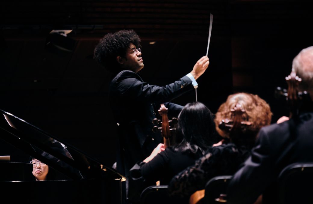 Rafael Payare conducts the Philadelphia Orchestra &copy; Jeff Fusco
