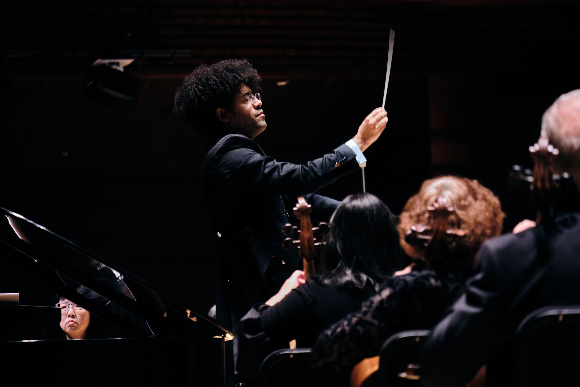 Rafael Payare conducts the Philadelphia Orchestra &copy; Jeff Fusco