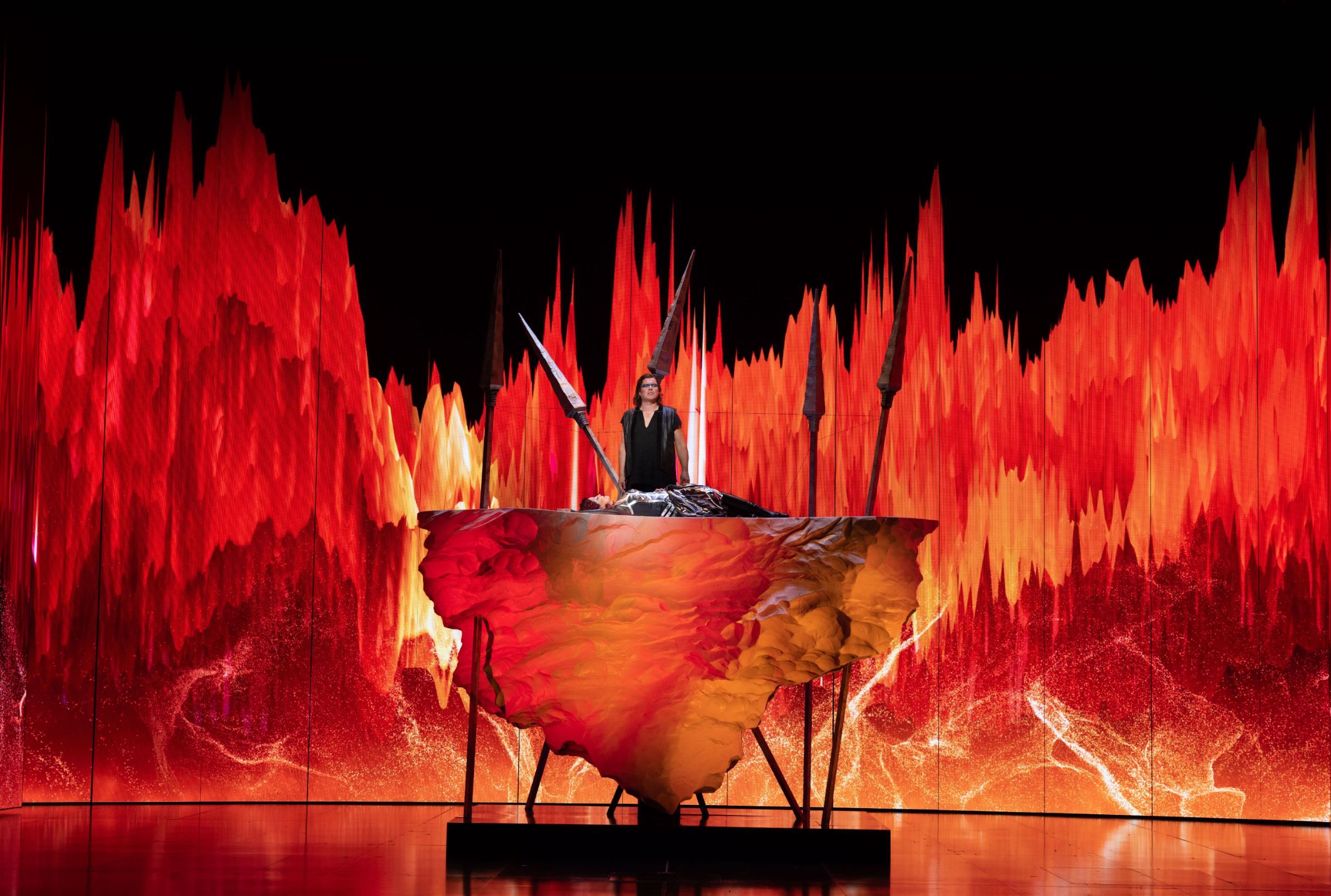 Stefan Vinke (Siegfried) and Lise Lindstrom (Brünnhilde) &copy; Wallis Media