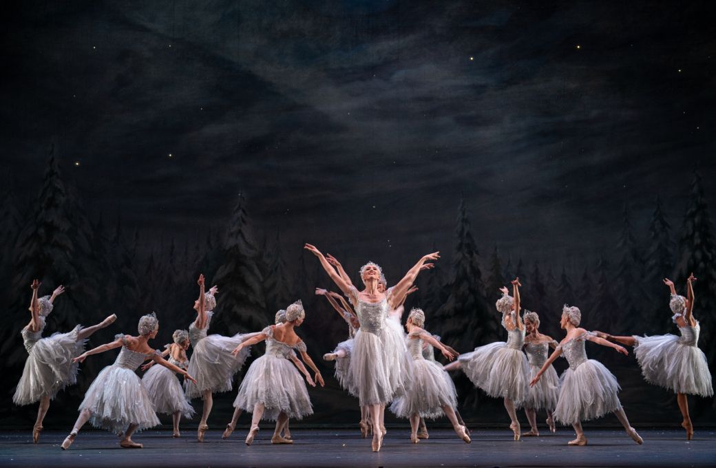 The Royal Ballet as Snowflakes in Sir Peter Wright's <i>The Nutcracker</i> © Asya Verzhbinsky