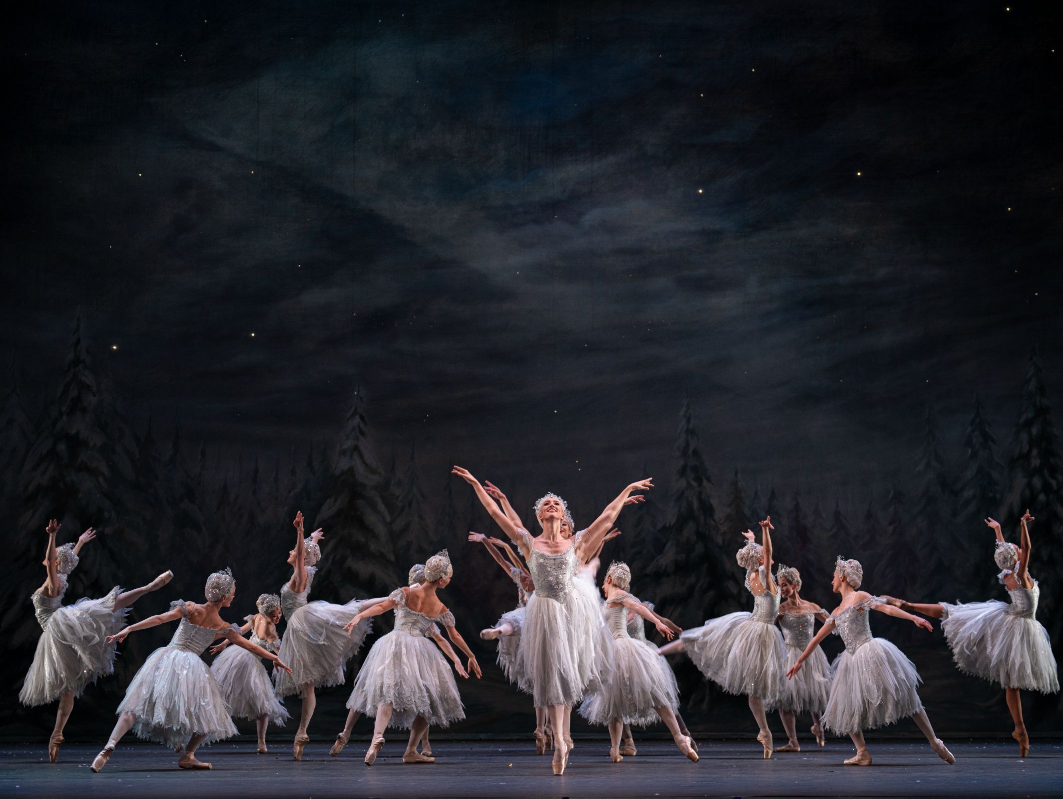 The Royal Ballet as Snowflakes in Sir Peter Wright's <i>The Nutcracker</i> © Asya Verzhbinsky