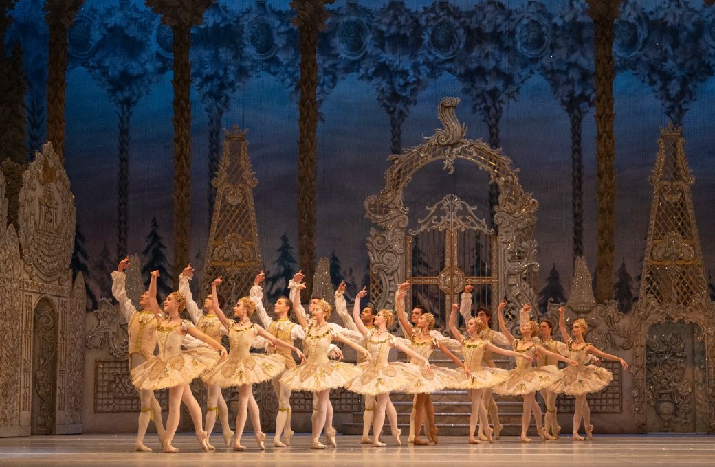 The Royal Ballet in the Kingdom of Sweets in Sir Peter Wright's <i>The Nutcracker</i> © Asya Verzhbinsky